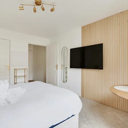 Lovely In Παρίσι