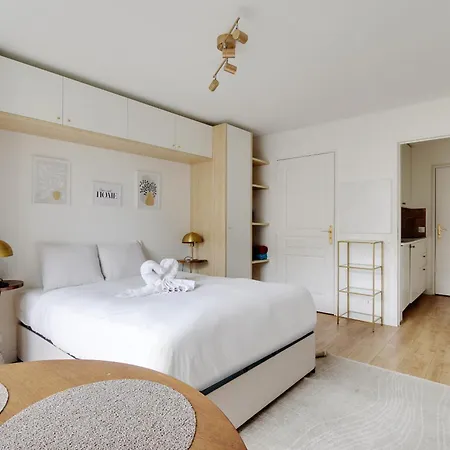 Lovely In Παρίσι